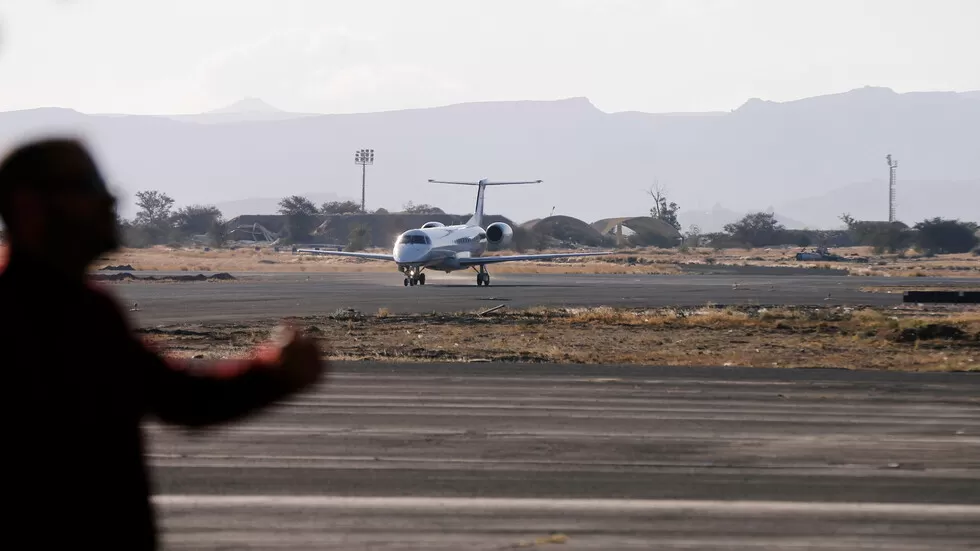 29 طائرة في شهر واحد.. كيف يتحوّل مطار صنعاء إلى مخزن أسلحة تحت رعاية أممية؟