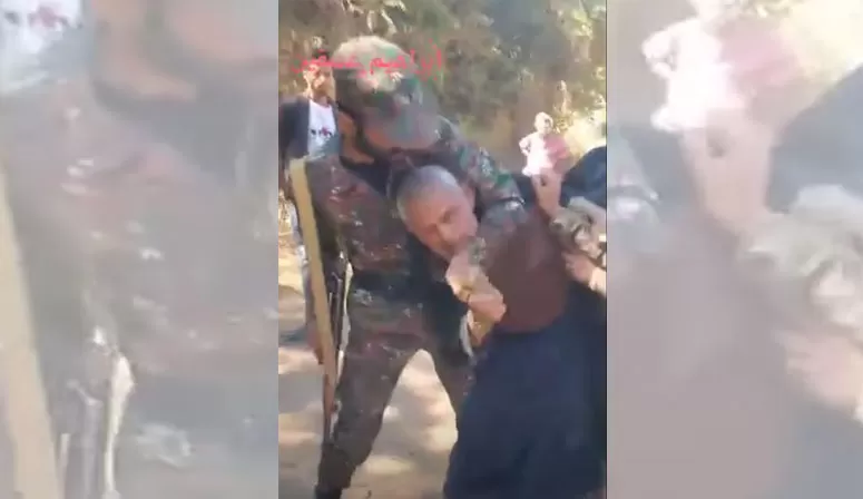 فيديو صادم من إب.. مليشيا الحوثي الإرهابية تعتدي بوحشية على رجل مسن أمام أسرته في جبلة